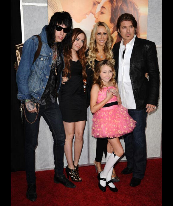 Trace Cyrus en famille pose lors d'une avant-première en mars 2010 à Los Angeles