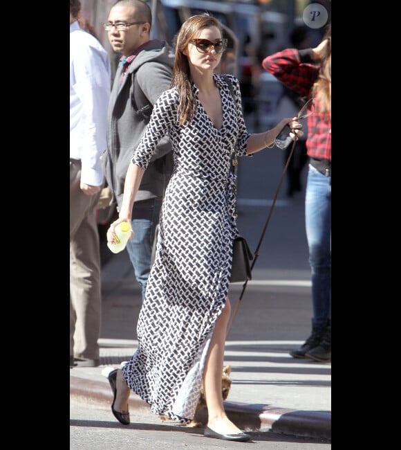 Miranda Kerr a du mal à passer incognito dans les rues de New York le 17 octobre 2011