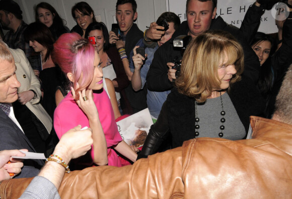 Katy Perry à la sortie du théâtre à Londres, en compagnie de sa belle-mère, la maman de son époux Russell Brand. Le 17 octobre 2011