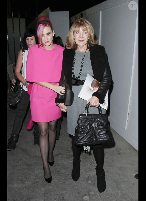 Katy Perry peut compter sur la bienveillance de sa belle-mère, la maman de son époux Russell Brand, à la sortie du théâtre à Londres. Le 17 octobre 2011