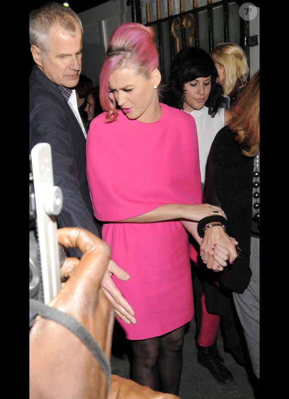 Katy Perry n'a pas pu passer inaperçue à sortie du théâtre à Londres, en compagnie de sa belle-mère, la maman de son époux Russell Brand. Le 17 octobre 2011