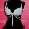 Miranda Kerr a présenté le soutien-gorge précieux qu'elle présentera lors du défilé Victoria's Secret qui aura lieu début novembre.
