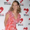 Uma Thurman lors de la soirée Golden Heart Awards dans un look plutôt vieillot. Le 19 octobre 2011 à New York