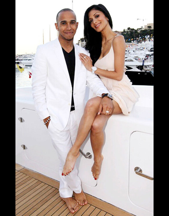 Nicole Scherzinger et Lewis Hamilton posent sur un yacht privé lors du Grand Prix du Grand Prix de Monaco en mai 2011