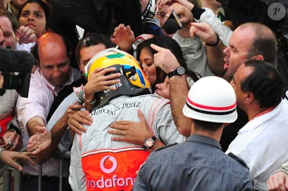 Nicole Scherzinger embrasse Lewis Hamilton lors du Grand Prix du Brésil 2008 qu'il vient de remporter