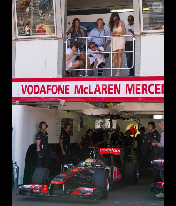 Nicole Scherzinger regarde le départ des stands de Lewis Hamilton lors du Grand Prix de Monaco en mai 2011