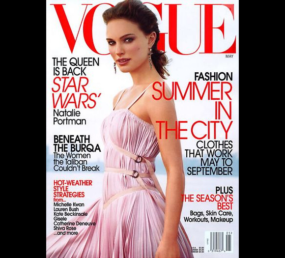 Mai 2002 : Natalie Portman bouleverse le tout Hollywood grâce à la saga Star Wars et prend la pose pour faire la couverture de Vogue.
