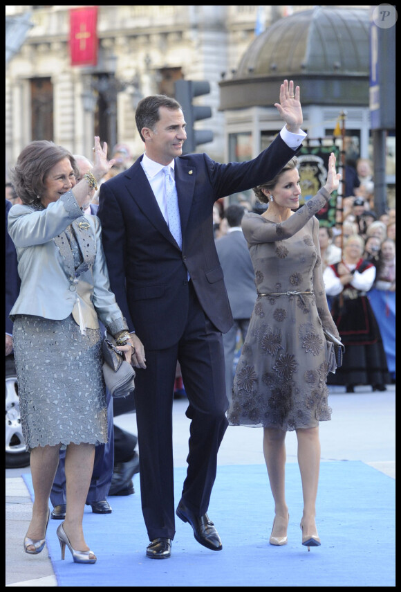 La Reine Sofia avec Letizia et Felipe d'Espagne lors de la remise du prix Prince des Asturies à Leonard Cohen et Haile Gebreselassie.  Campoamor Theatre, Ovideo, le 21/10/11