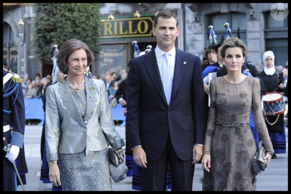 Letizia d'Espagne et la Reine Sofia entourent le prince Felipe  lors de la remise du prix Prince des Asturies à Leonard Cohen et Haile Gebreselassie.  Campoamor Theatre, Ovideo, le 21/10/11