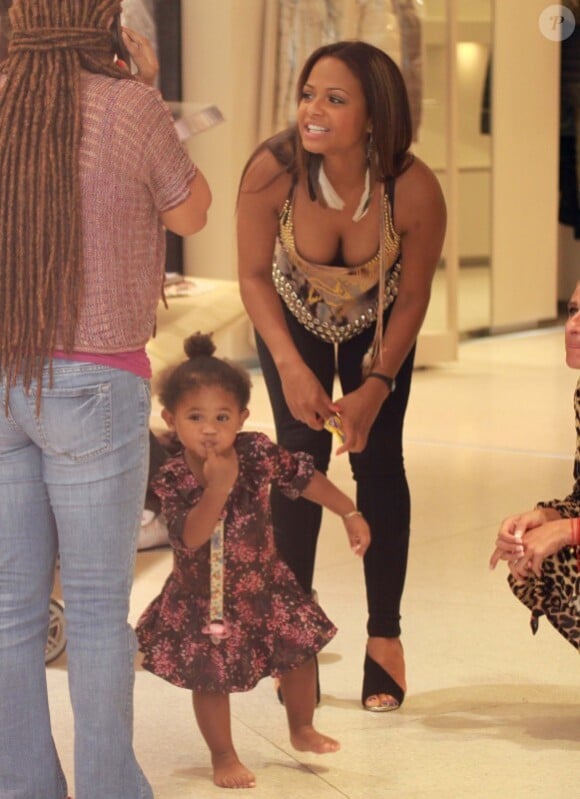 Christina Milian fait les boutiques en compagnie de sa fillette Violet, un an et demi, à Miami, le samedi 22 octobre 2011.