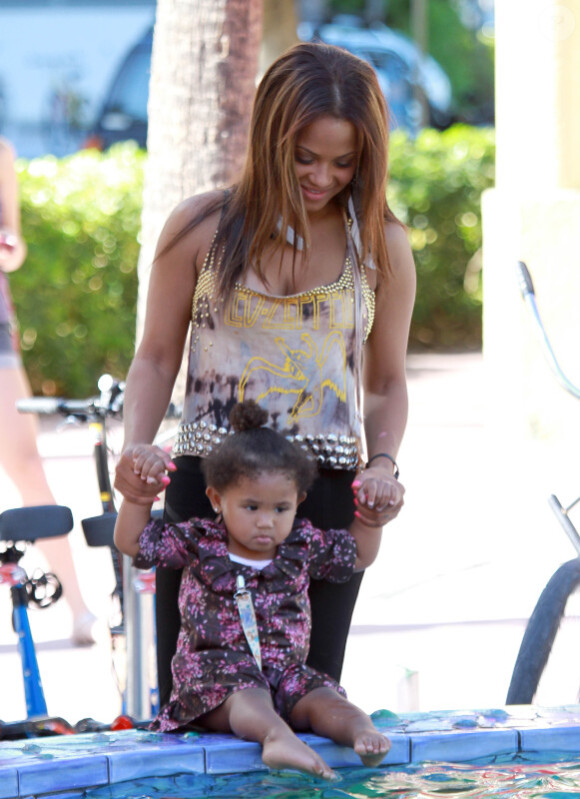 Christina Milian fait les boutiques en compagnie de sa fillette Violet, un an et demi, à Miami, le samedi 22 octobre 2011.