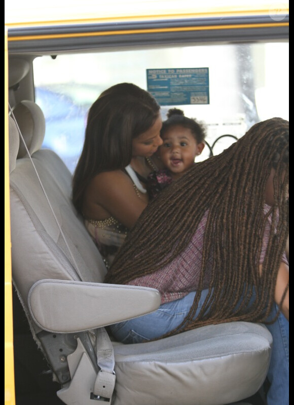 Christina Milian et sa fille Violet se promènent à Miami, samedi 22 octobre 2011.