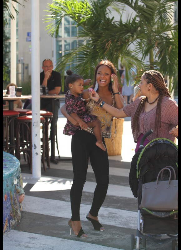 Christina Milian et sa fille Violet se promènent à Miami, samedi 22 octobre 2011.