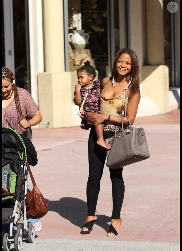 Christina Milian et sa fille Violet se promènent à Miami, samedi 22 octobre 2011.