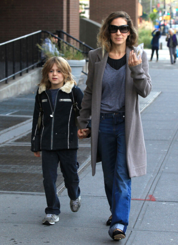 Sarah Jessica Parker dans les rues de New York avec son fils James, n'a pas brillé par son look. Le 24 octobre 2011