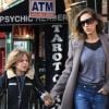 Sarah Jessica Parker se moque de son look dans les rues de New York avec son fils James. Le 24 octobre 2011
