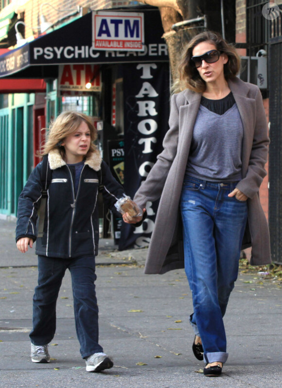Sarah Jessica Parker se moque de son look dans les rues de New York avec son fils James. Le 24 octobre 2011