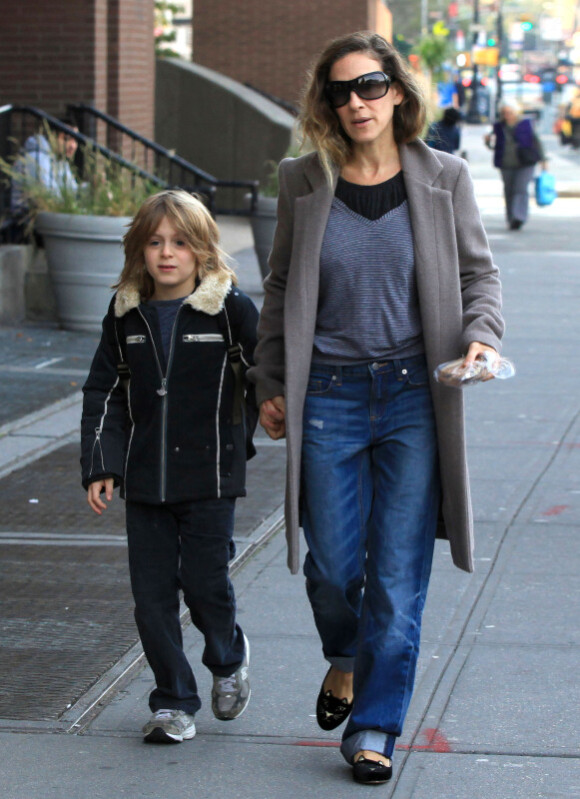 Carton rouge niveau look pour Sarah Jessica Parker dans les rues de New York avec son fils James. Le 24 octobre 2011