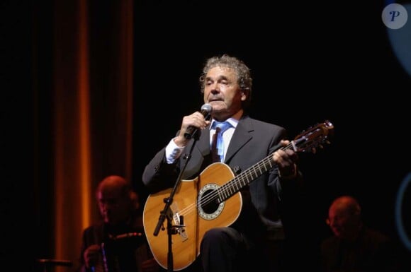Pierre Perret fête ses 50 ans de carrière sur la scène de l'Olympia, à Paris, le 26 octobre 2006.
