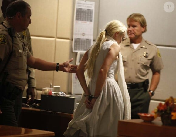Lindsay Lohan quitte la salle d'audience menottée, à Los Angeles, le 19 octobre 2011.
