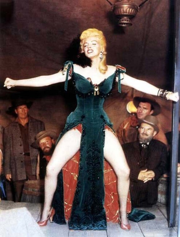 La robe saloon de Marilyn Monroe dans La Rivière sans retour d'Otto Preminger, en 1954, s'est vendue 516 000 dollars lors de la vente aux enchères Legends, 2011.