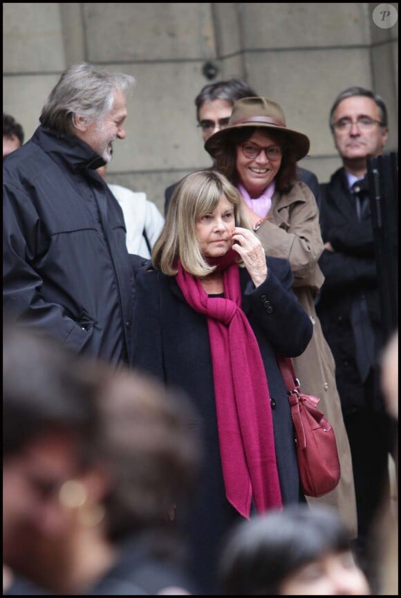 Jean-Jacques Debout et Chantal Goya aux obsèques de Roland Hubert, à Paris, le 18 octobre 2011.