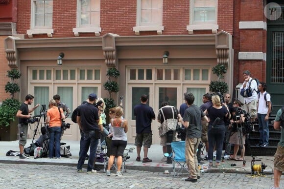 Les journalistes devant la luxueuse résidence du quartier de TriBeCa qu'occupaient DSK et Anne Sinclair, à New York, le 3 septembre 2011.