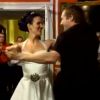 Un couple de marié britannique dansent sur Time of My Life à leur mariage