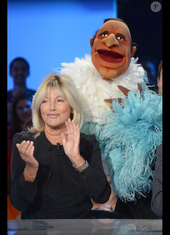 Maryse Gildas et une marionnette dans l'émission Vendredi sur un plateau !, diffusée le 28 octobre 2011 sur France 3