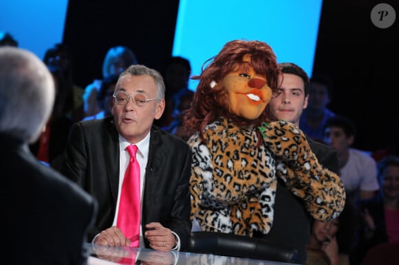 Le drôle Jean Roucas et les marionnettes dans l'émission Vendredi sur un plateau !, diffusée le 28 octobre 2011 sur France 3