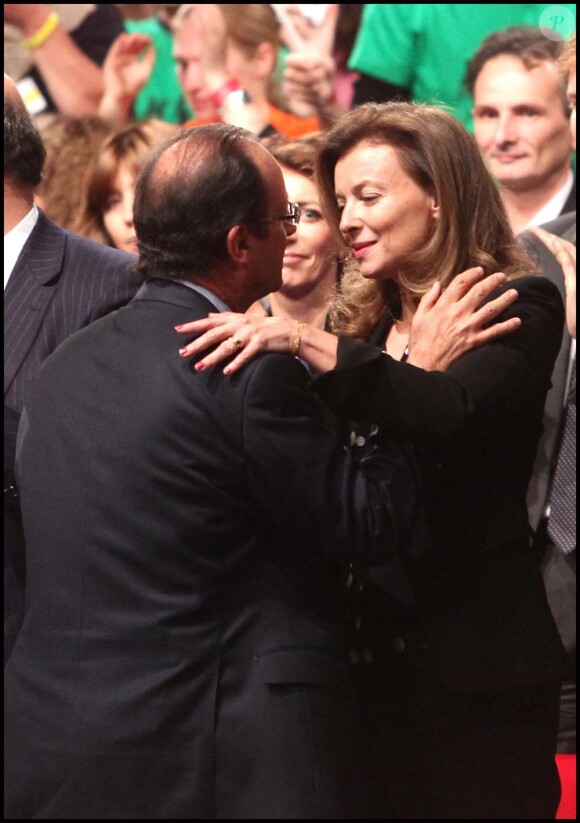Meeting d'investiture de François Hollande, ici avec sa compagne Valérie Trierweiler, à Paris, le 22 octobre 2011.