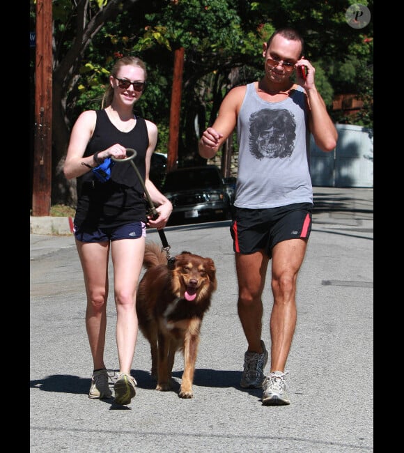Amanda Seyfried : ravie de faire un jogging avec son chien et son coach sportif dans les rues de Hollywood le 28 octobre 2011