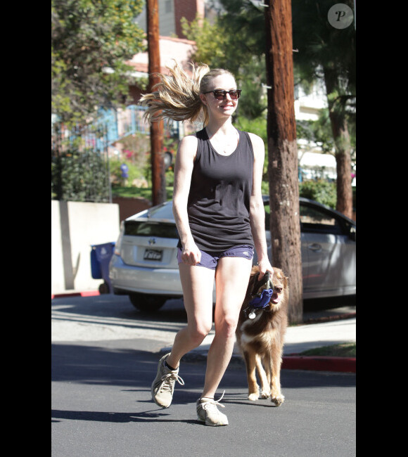 Amanda Seyfried : sublime et souriante lorsqu'elle fait un footing avec son chien et son coach sportif dans les rues de Hollywood le 28 octobre 2011