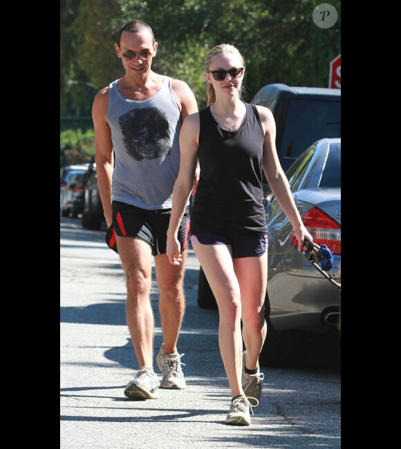Amanda Seyfried fait un jogging avec son chien et son coach sportif dans les rues de Hollywood le 28 octobre 2011