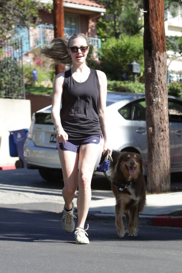Amanda Seyfried, éblouissante, lorsqu'elle fait un jogging avec son chien et son coach sportif dans les rues de Hollywood le 28 octobre 2011
