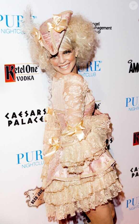 AnnaLynne McCord s'est glissée dans la peau de Marie-Antoinette pour célébrer Halloween. Las Vegas, le 28 octobre 2011.