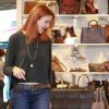 Marcia Cross fait un peu de shopping dans une boutique de bottes et de sacs à main à l'Elyse Walker store dans le quartier de Pacific Palisades à Los Angeles le 29 octobre 2011