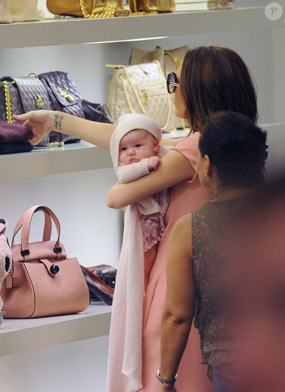 Victoria Beckham ne quitte plus sa petite Harper même lorsqu'elle fait du shopping à New York en septembre 2011