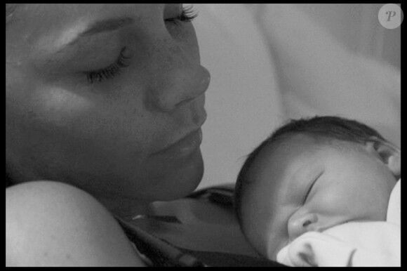 Victoria Beckham et sa première fille Harper en juillet 2011