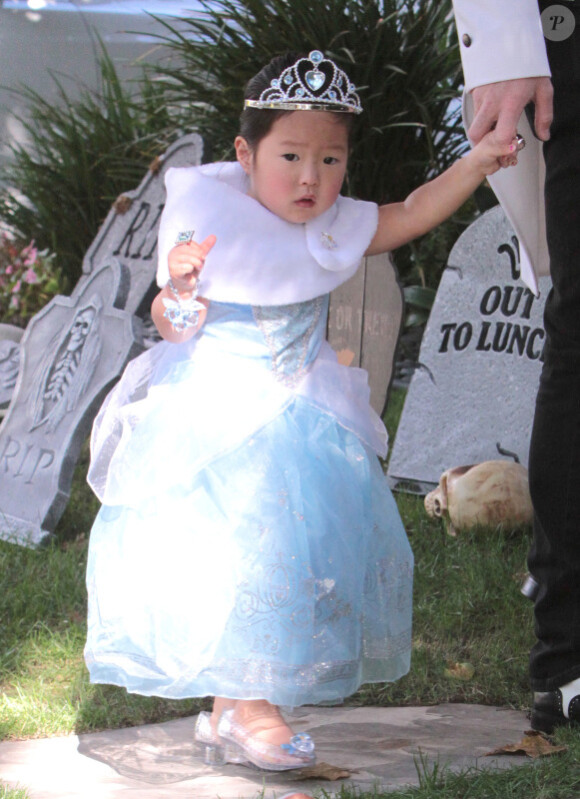 Katherine Heigl a transformé sa petite Naleigh en princesse, à une fête d'Halloween chez des amis à Los Angeles le 30 octobre 2011
 