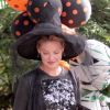 Katherine Heigl : une jolie sorcière pour impressionner sa petite Naleigh, déguisée en princesse, à une fête d'Halloween chez des amis à Los Angeles le 30 octobre 2011
 