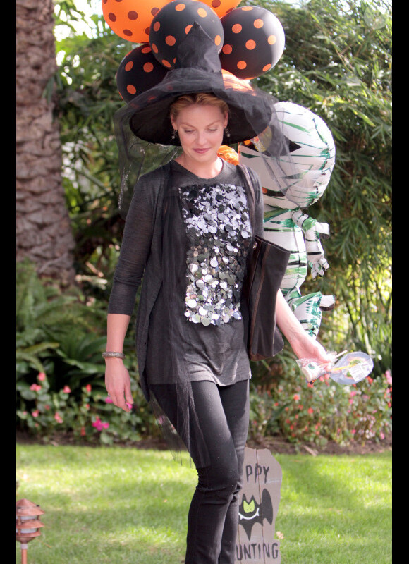 Katherine Heigl : une jolie sorcière pour impressionner sa petite Naleigh, déguisée en princesse, à une fête d'Halloween chez des amis à Los Angeles le 30 octobre 2011
 