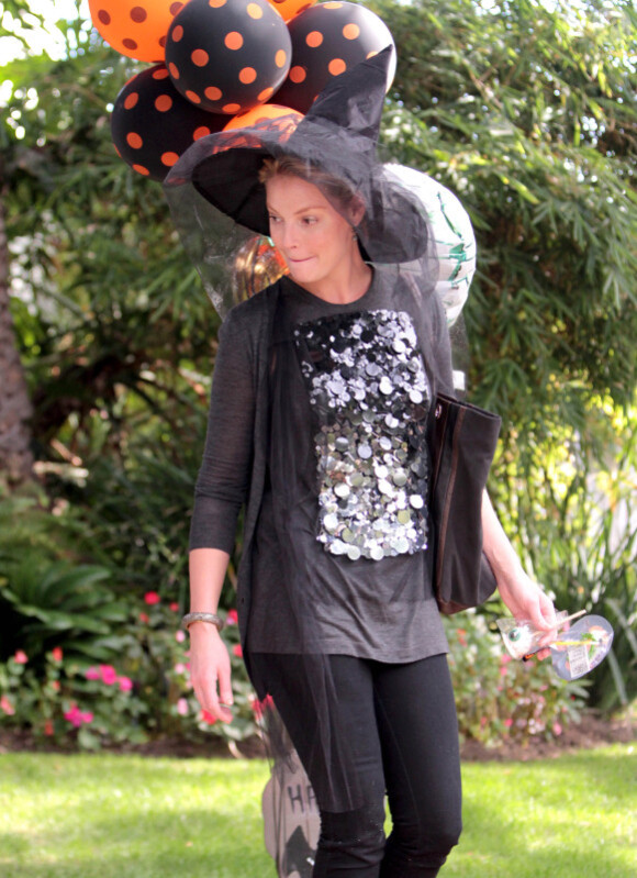 Katherine Heigl : une jolie sorcière pour célébrer Halloween chez des amis à Los Angeles le 30 octobre 2011
 