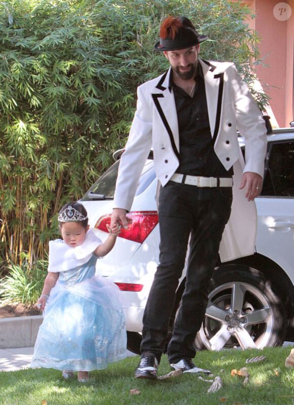 Katherine Heigl : son mari Josh Kelley escorte leur petite Naleigh, déguisée en princesse, à une fête d'Halloween chez des amis à Los Angeles le 30 octobre 2011
 