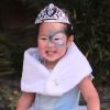 Katherine Heigl : sa petite Naleigh semble ravie d'être déguisée en adorable princesse pour Halloween à Los Angeles le 30 octobre 2011
 