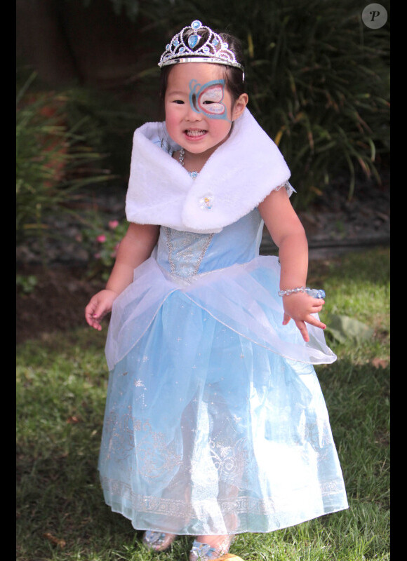 Katherine Heigl : sa petite Naleigh semble ravie d'être déguisée en adorable princesse pour Halloween à Los Angeles le 30 octobre 2011
 
