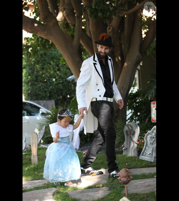 Josh Kelley escorte sa petite Naleigh, en princesse, à une fête d'Halloween à Los Angeles le 30 octobre 2011
