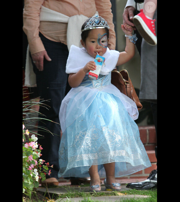 Katherine Heigl : sa petite Naleigh, déguisée en princesse, pour se rendre à une fête d'Halloween à Los Angeles le 30 octobre 2011