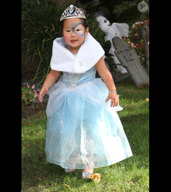 Naleigh, déguisée en princesse, se rend à une fête d'Halloween à Los Angeles le 30 octobre 2011