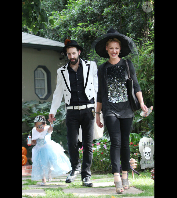 Katherine Heigl, déguisée en sorcière, son mari Josh Kelley et leur petite Naleigh, déguisée en princesse, se rendent à une fête d'Halloween à Los Angeles le 30 octobre 2011